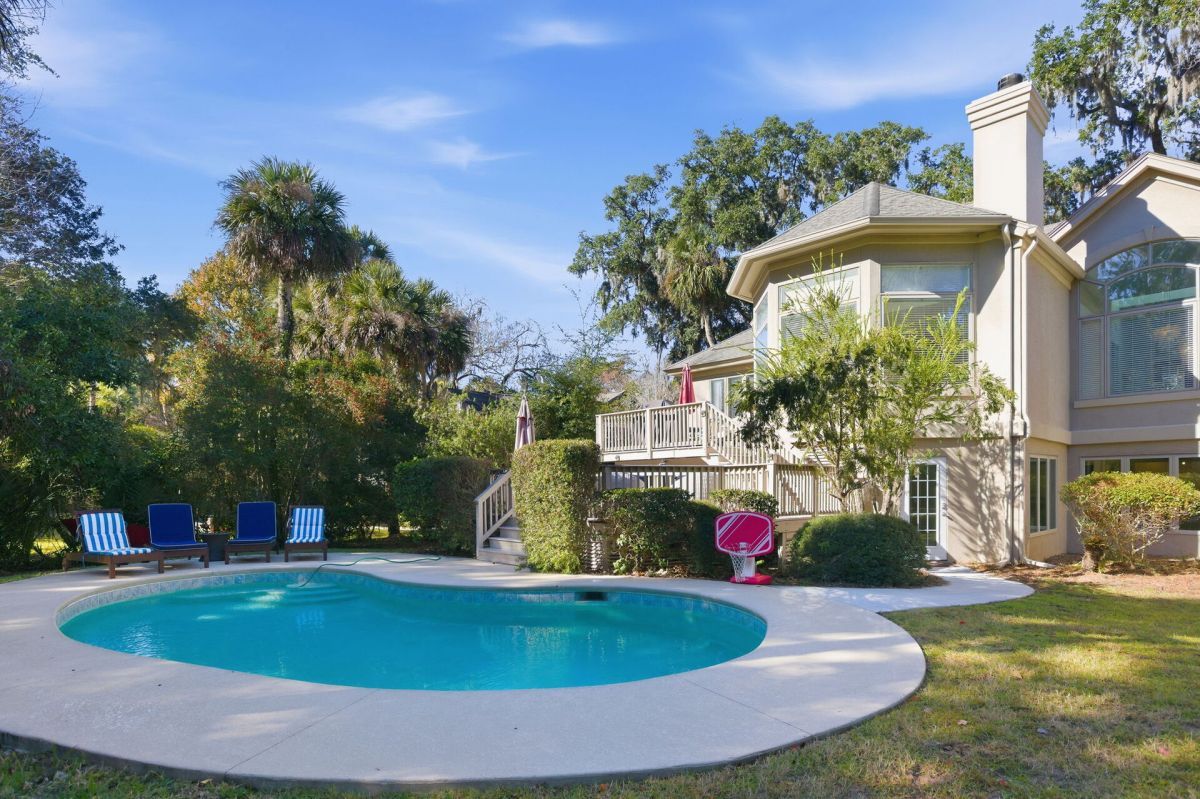 pool and yard at Palmetto Retreat rental